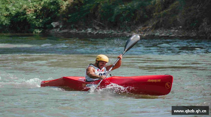 球迷群英汇聚激情体验，体育生活
